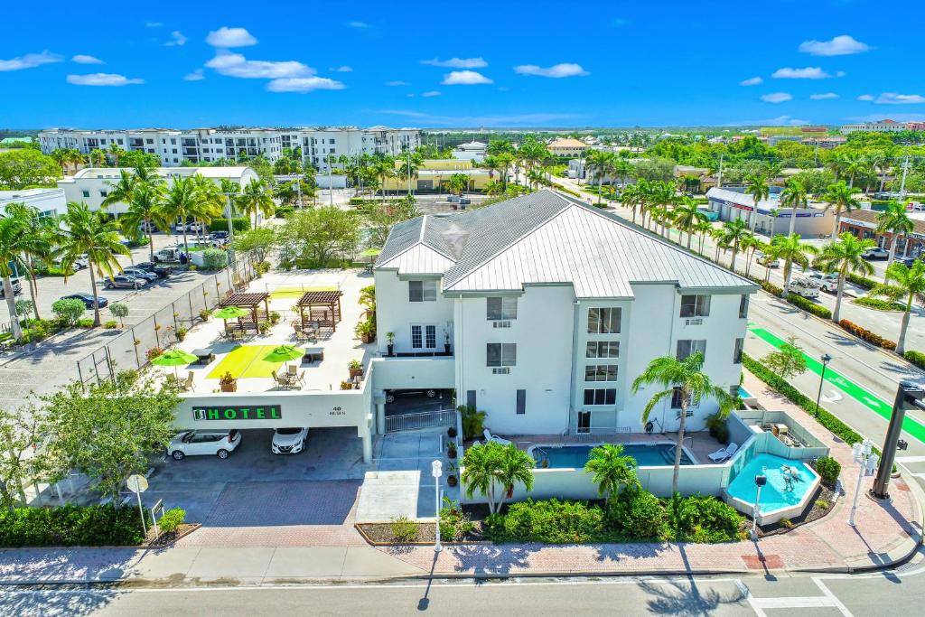 uma vista aérea de um hotel com estacionamento em Naples Park Central Hotel em Naples