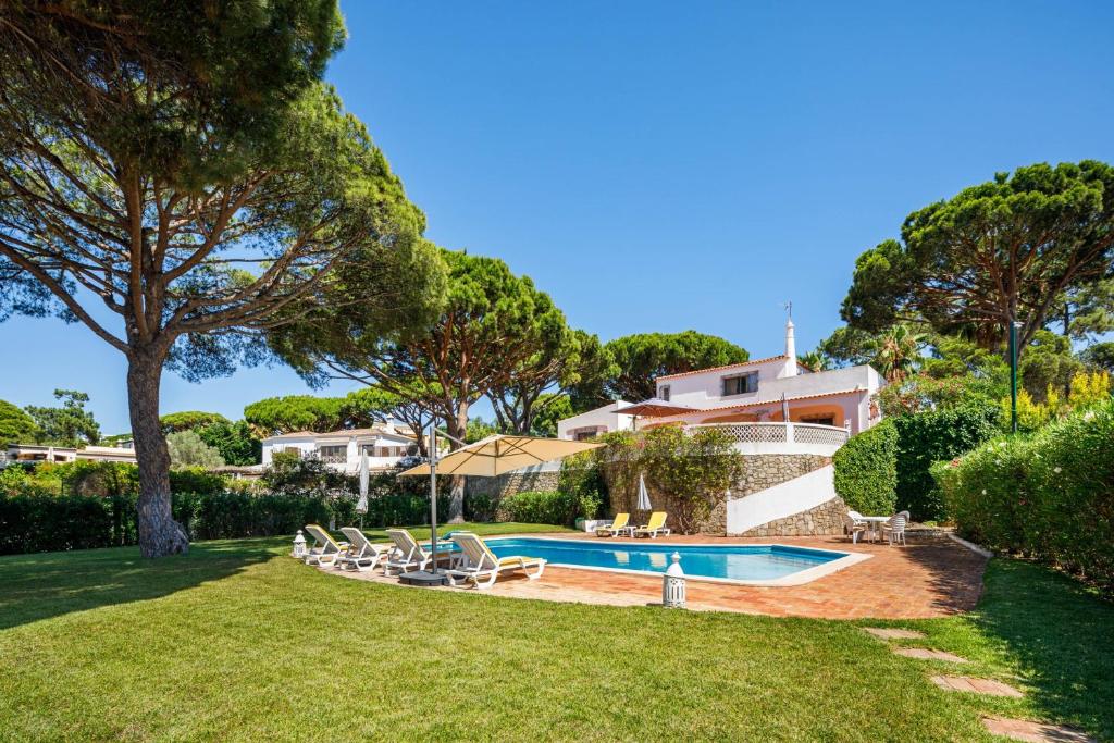 einen Pool im Hinterhof eines Hauses in der Unterkunft Villa Vale Do Lobo 626 - 3 Bedroom villa - Great pool area - Perfect for families in Vale do Lobo