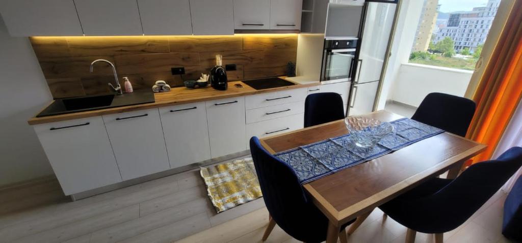 Hidden gem, modern 2bedroom, amazing terrace-FREE PARKING - Image 7