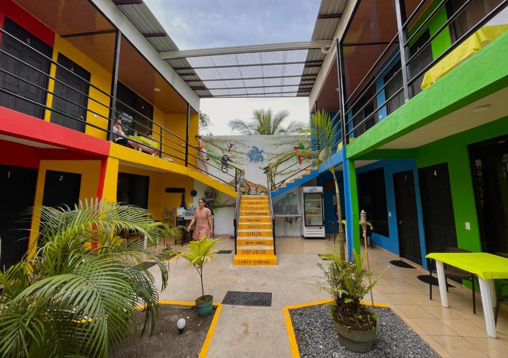 ein farbenfrohes Gebäude mit einer Treppe in der Mitte in der Unterkunft Carey Lodging in Tortuguero