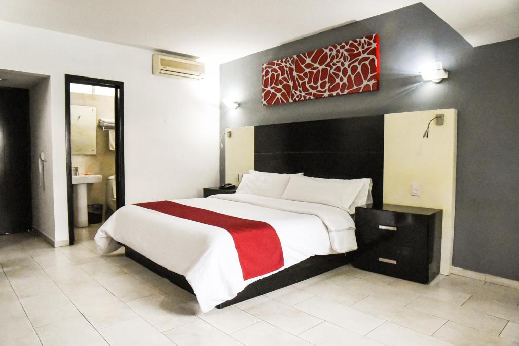 Postel nebo postele na pokoji v ubytování Hotel Expo Plaza Business and Family Guadalajara