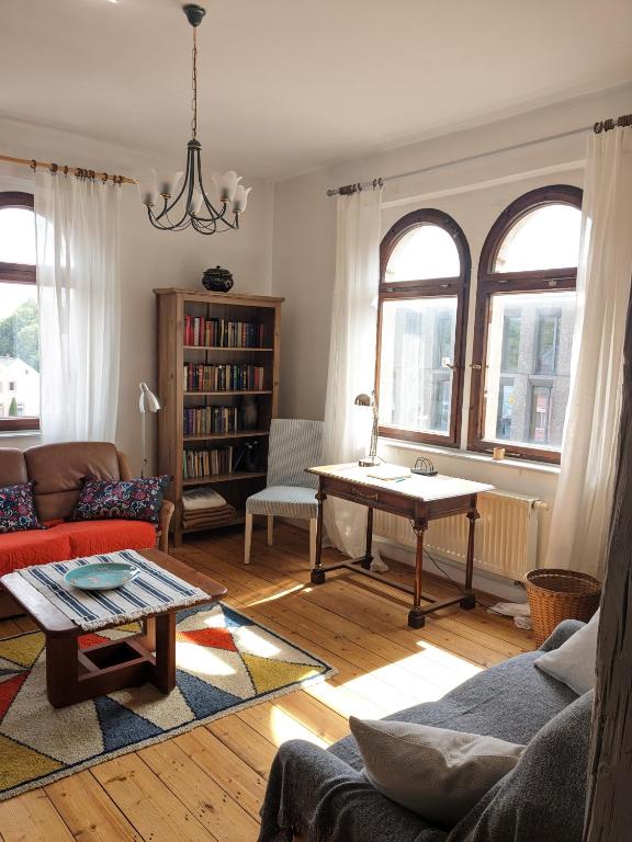 sala de estar con sofá y mesa en Apartment-Mansardwohnung, en Mittweida