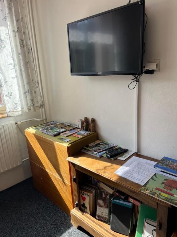 Knihovna v hostelu