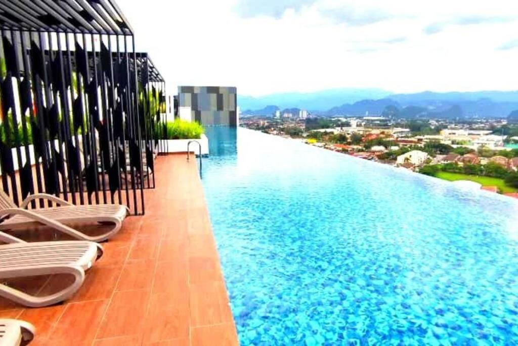 una piscina con vistas al río en The Horizon Ipoh Stay by Grab A Stay en Ipoh