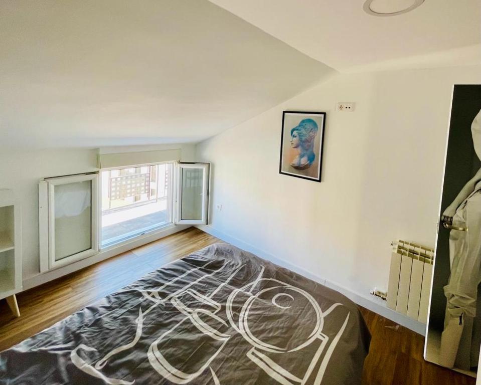 an empty living room with a rug on the floor at La Casa del Rock in Aranda de Duero