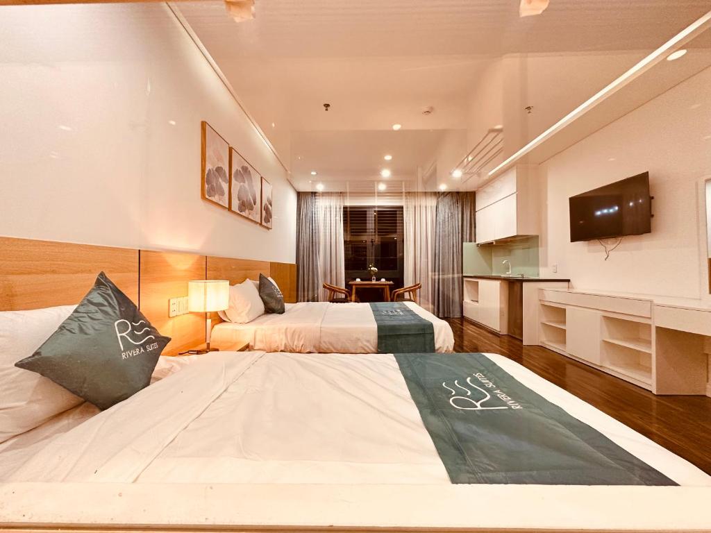 Postel nebo postele na pokoji v ubytování Rivera Suites