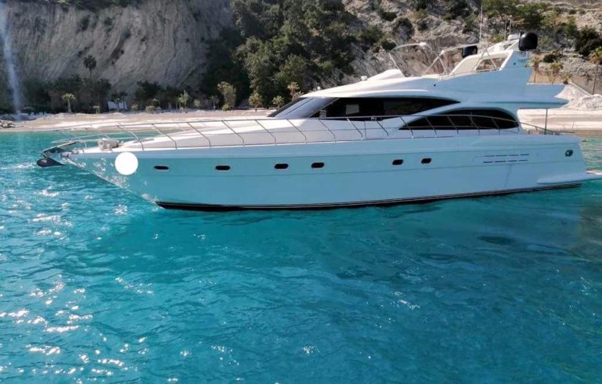 un barco blanco en el agua cerca de una playa en luxerholiday en Antalya