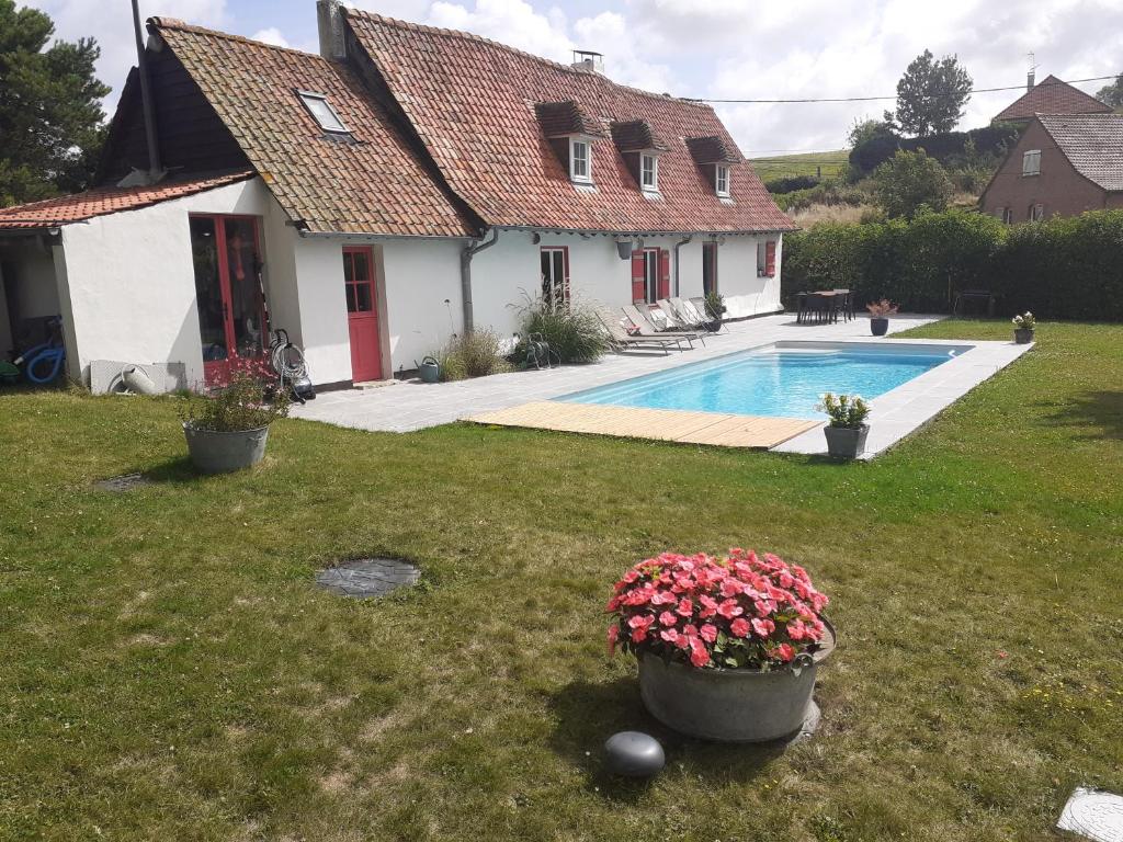 une maison avec une cour et une piscine dans l'établissement Longère entre mer et campagne, à Hubersent