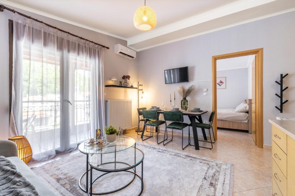 Luxury Central Apartment في كسانتي: غرفة معيشة مع أريكة وطاولة
