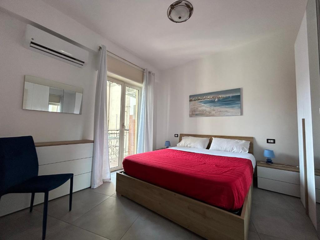 - une chambre avec un lit rouge et une fenêtre dans l'établissement LUNA e AMBRA case vacanze, à Naples
