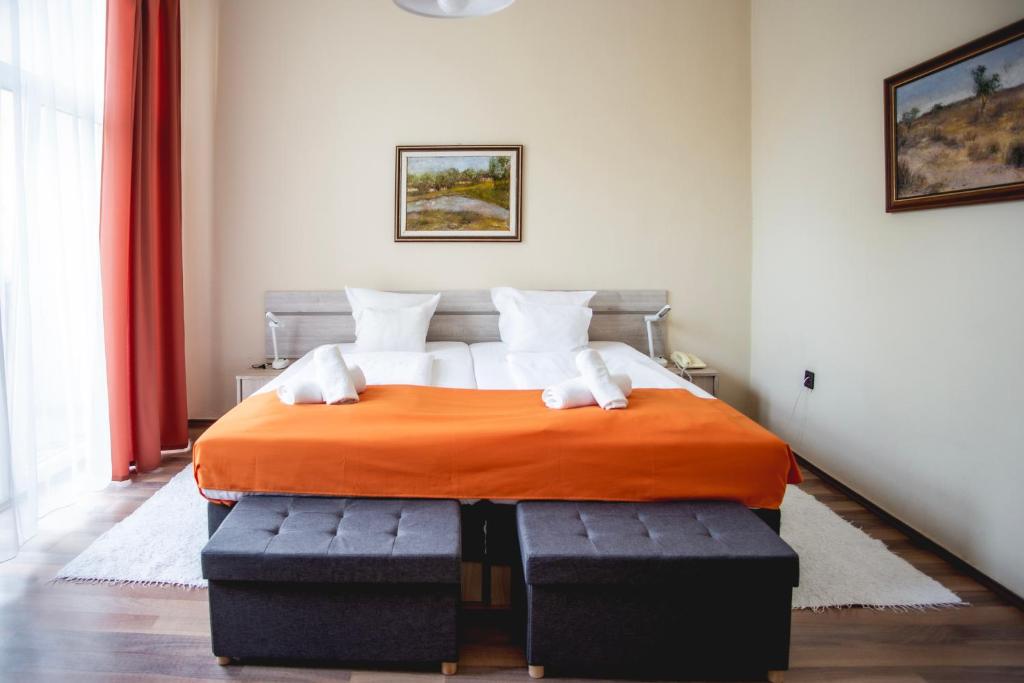 Posteľ alebo postele v izbe v ubytovaní Hotel Kapos