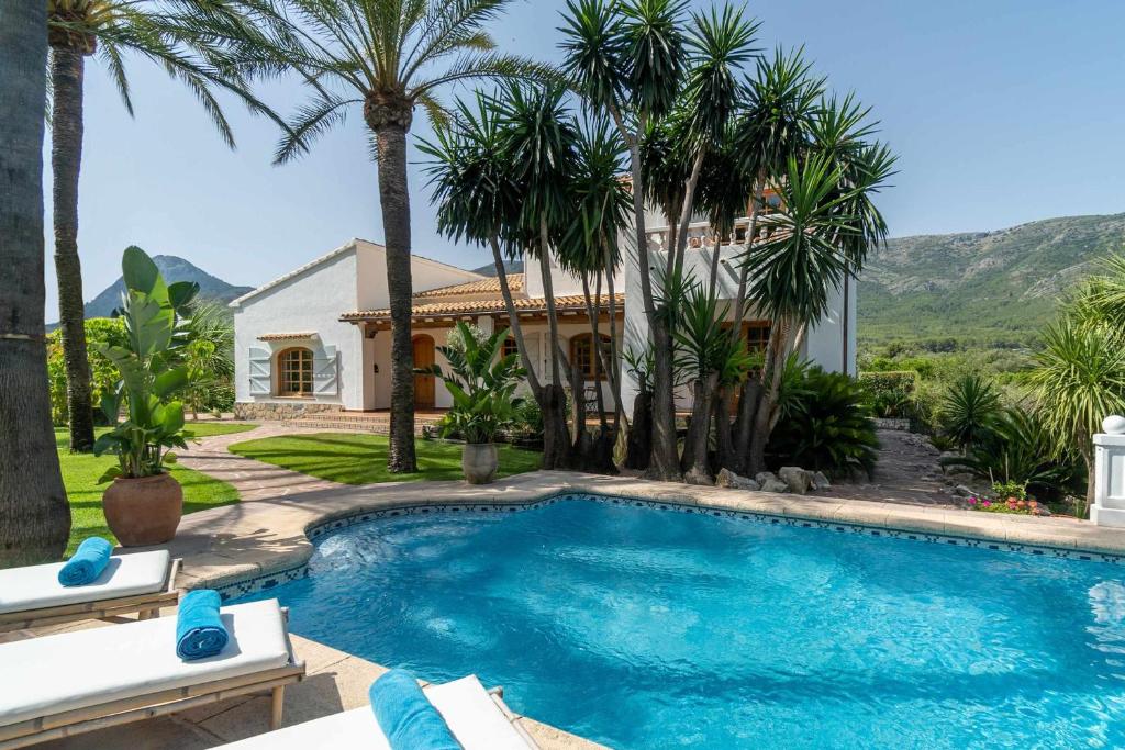 בריכת השחייה שנמצאת ב-Villa Enri Dreamy Vacation Home Pool Jacuzzi או באזור