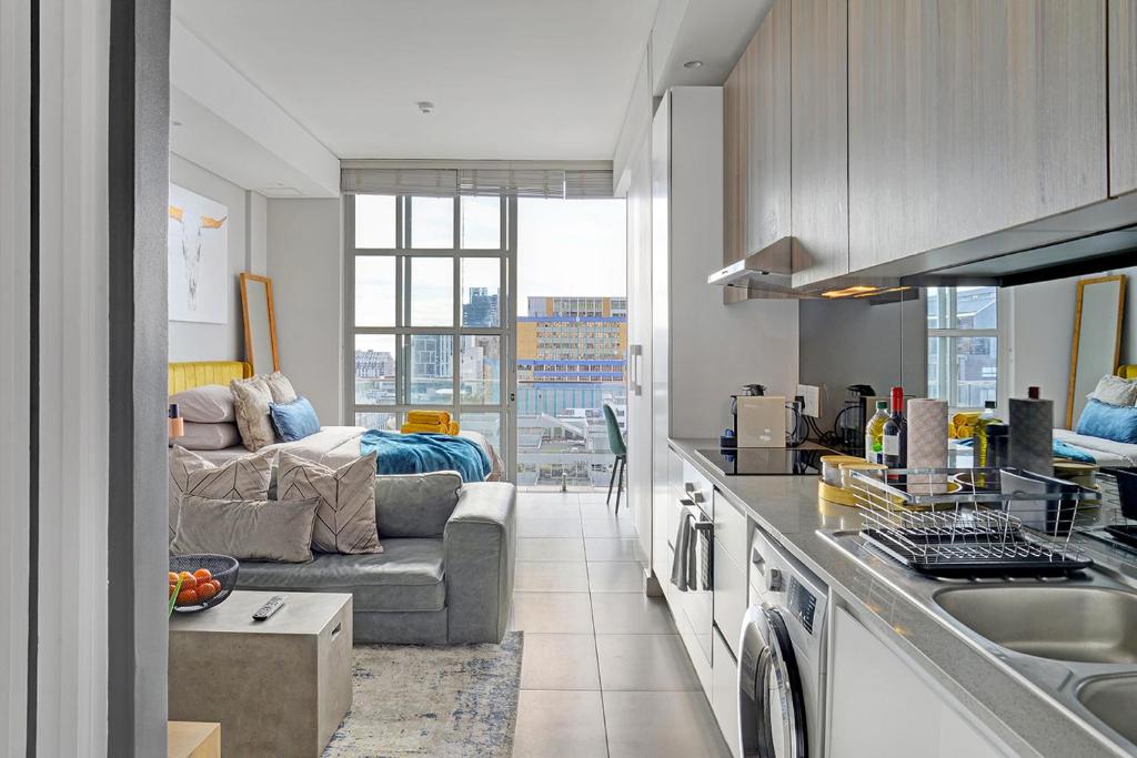 Photo inspiration: Picture Idea: Emily Sunny 1 Bed Apartment With Stunning City Ocean Views