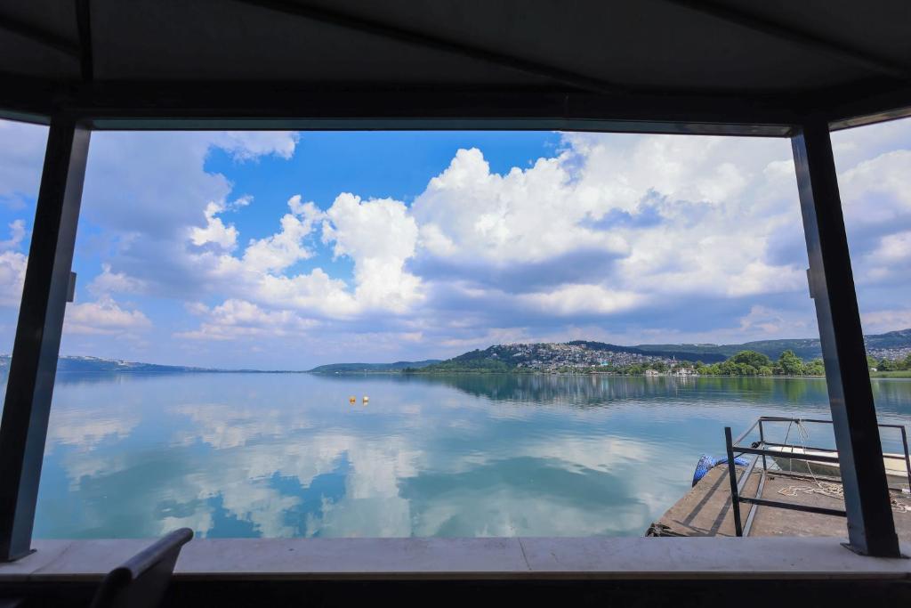a view of a large lake from a boat at Özkum Tesisleri in Sapanca