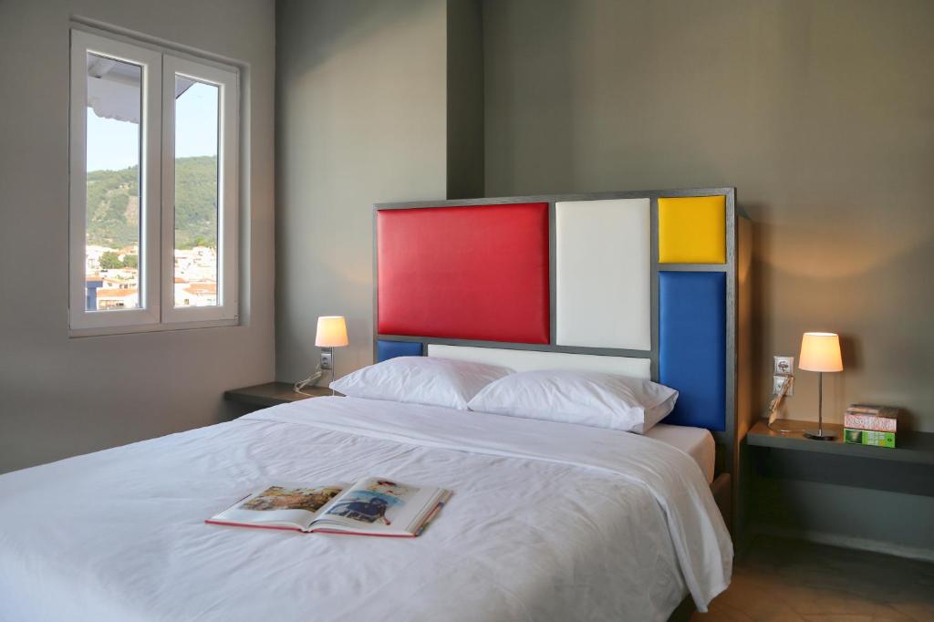 Un dormitorio con una cama con dos libros. en Design Architectonika, en Skiathos
