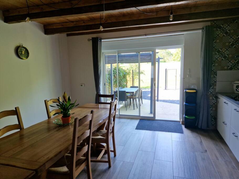 cocina y comedor con mesa de madera y sillas en Gîte de l'étoile, 6 pers. spacieux avec extérieur, 