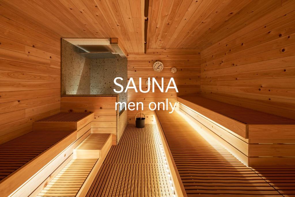 una sauna vacía con un letrero que solo lee sauna para hombres en TOKIO's HOTEL, en Tokio