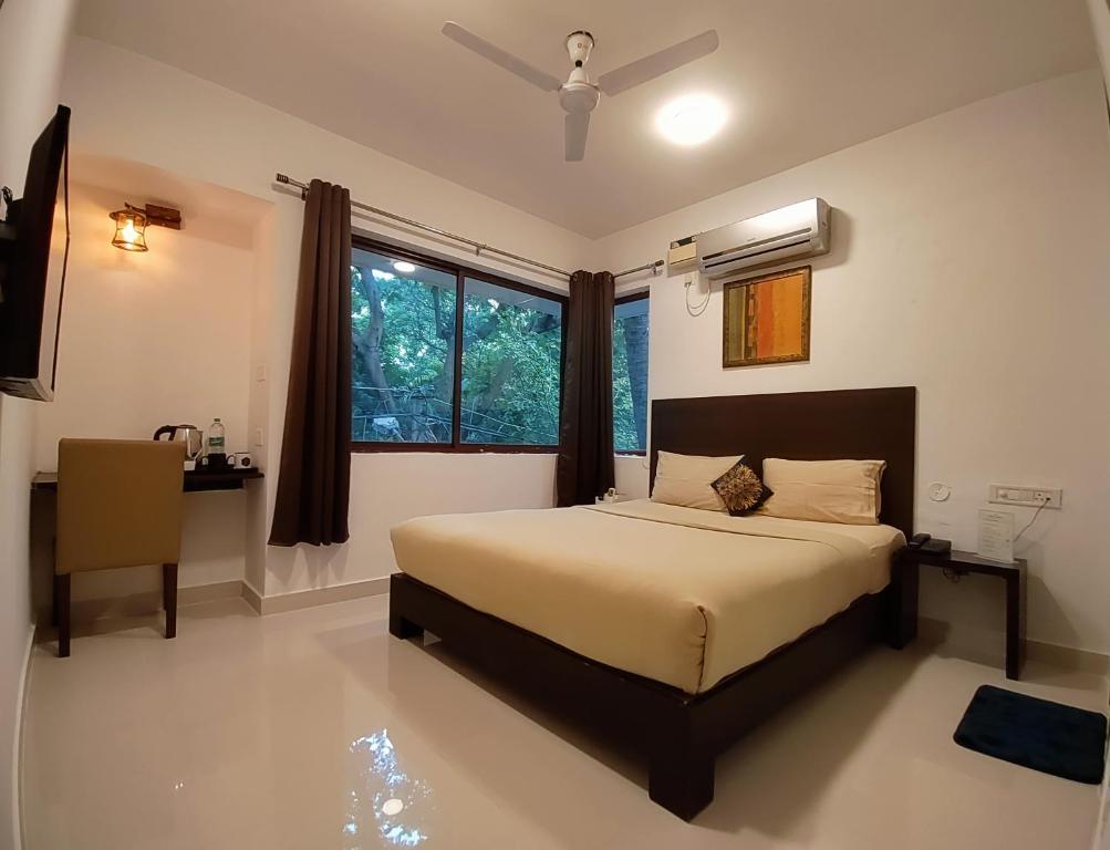 um quarto com uma cama e uma janela em The Royal Living I Indiranagar em Bangalore