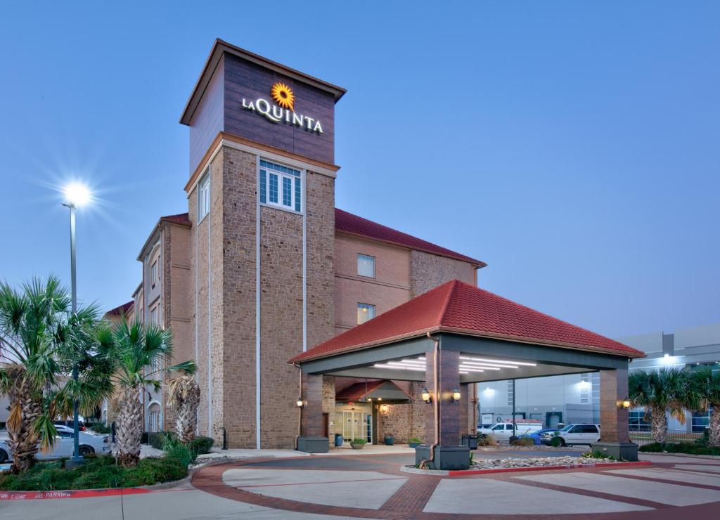 uma vista frontal de um hotel com um quarto em La Quinta Inn & Suites by Wyndham South Dallas - Hutchins em Hutchins