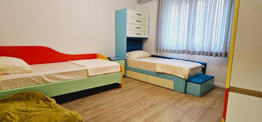Discover Tirana from our 3-room apartment with free parking-Komuna e Parisit - Image 2