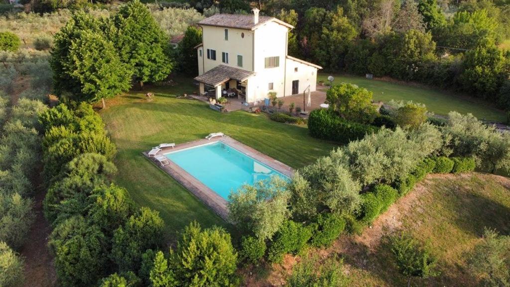 een luchtzicht op een huis met een zwembad bij Luxury Villa Spoleto in Spoleto