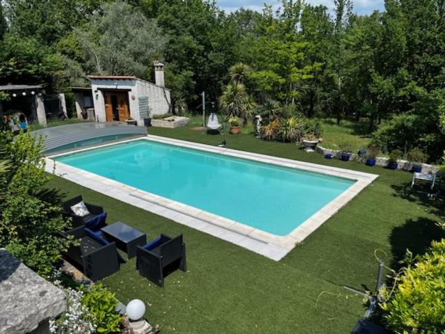 una piscina en el patio de una casa en Sous les oliviers, en Tourrettes