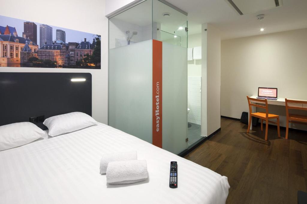 Postel nebo postele na pokoji v ubytování easyHotel The Hague City Centre