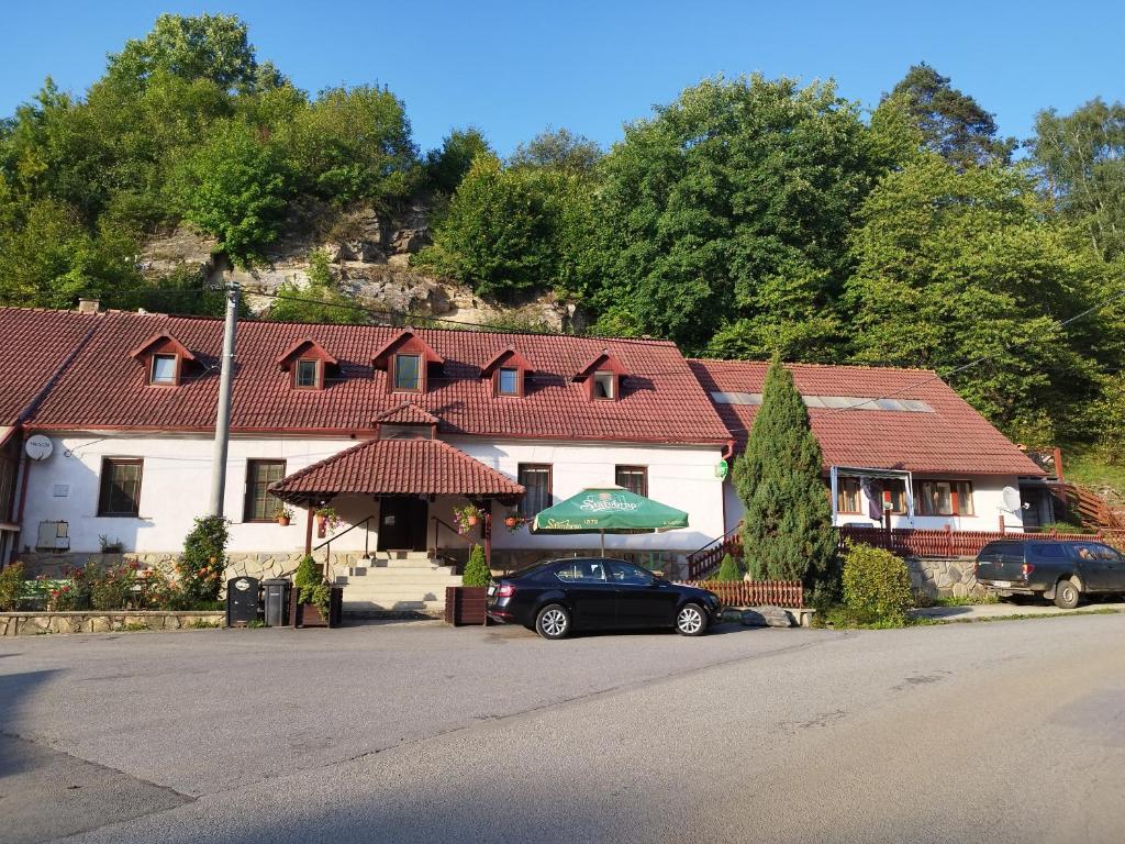 une maison avec une voiture garée devant elle dans l'établissement U Cvečků, 