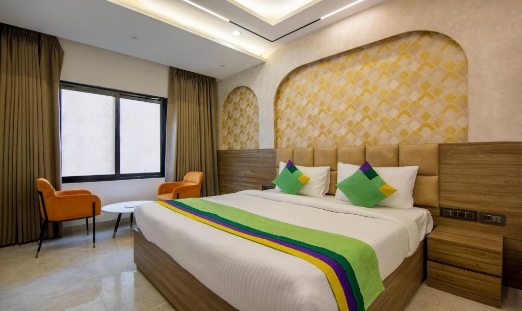 1 dormitorio con 1 cama grande en una habitación en Treebo Trend The Armani, en Nueva Delhi