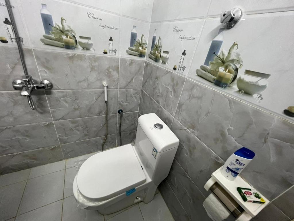Koupelna v ubytování شقة كبيرة 3 غرف نوم وصالة Large apartment with 3 bedrooms and a living room