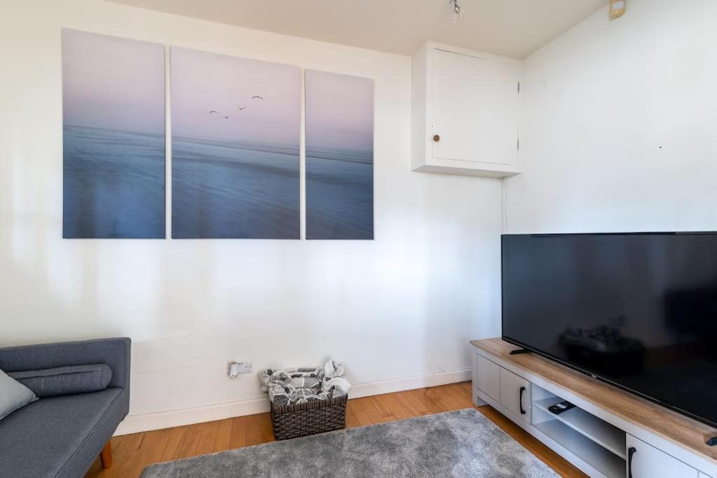 TV at/o entertainment center sa Look No Further The Stable Block in Beautiful Beaufort House 2 Bedrooms