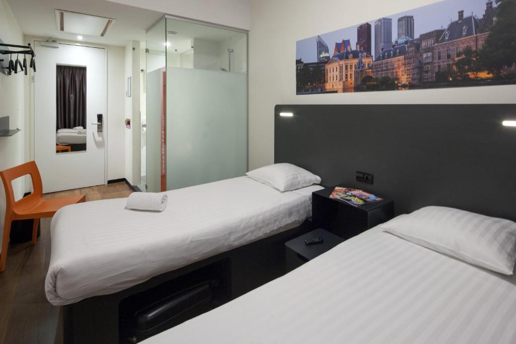 Postel nebo postele na pokoji v ubytování easyHotel The Hague City Centre