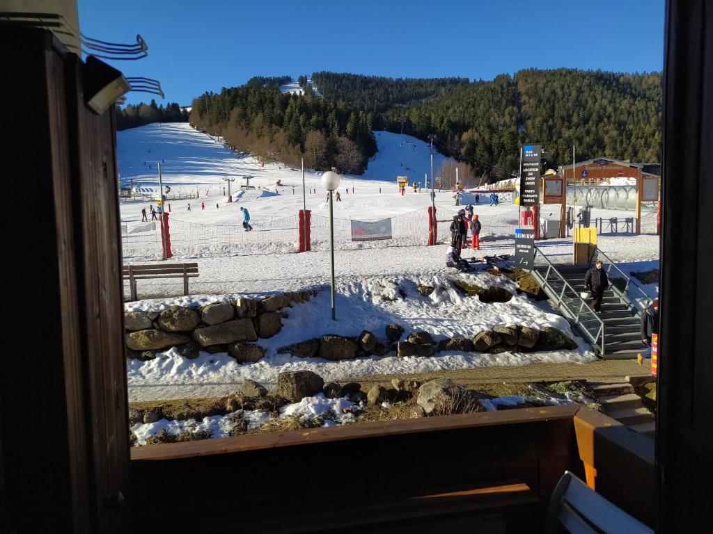 a view of a ski slope with people in the snow at Studio 3 personnes au pied des piste plateau de Bonascre - Ax 3 domaines Eté Hiver in Ax-les-Thermes