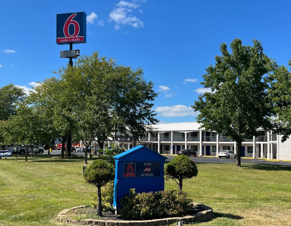 een blauwe doos in het gras voor een gebouw bij Suites Lafayette IN in Lafayette