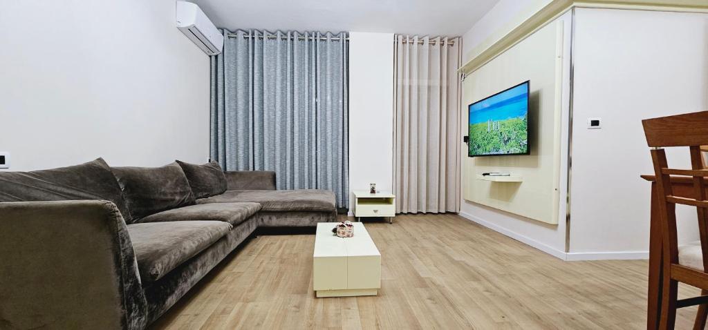 Discover Tirana from our 3-room apartment with free parking-Komuna e Parisit - Image 5