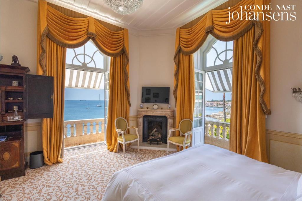a bedroom with a bed and a view of the ocean at Estoril Vintage Hotel in Estoril