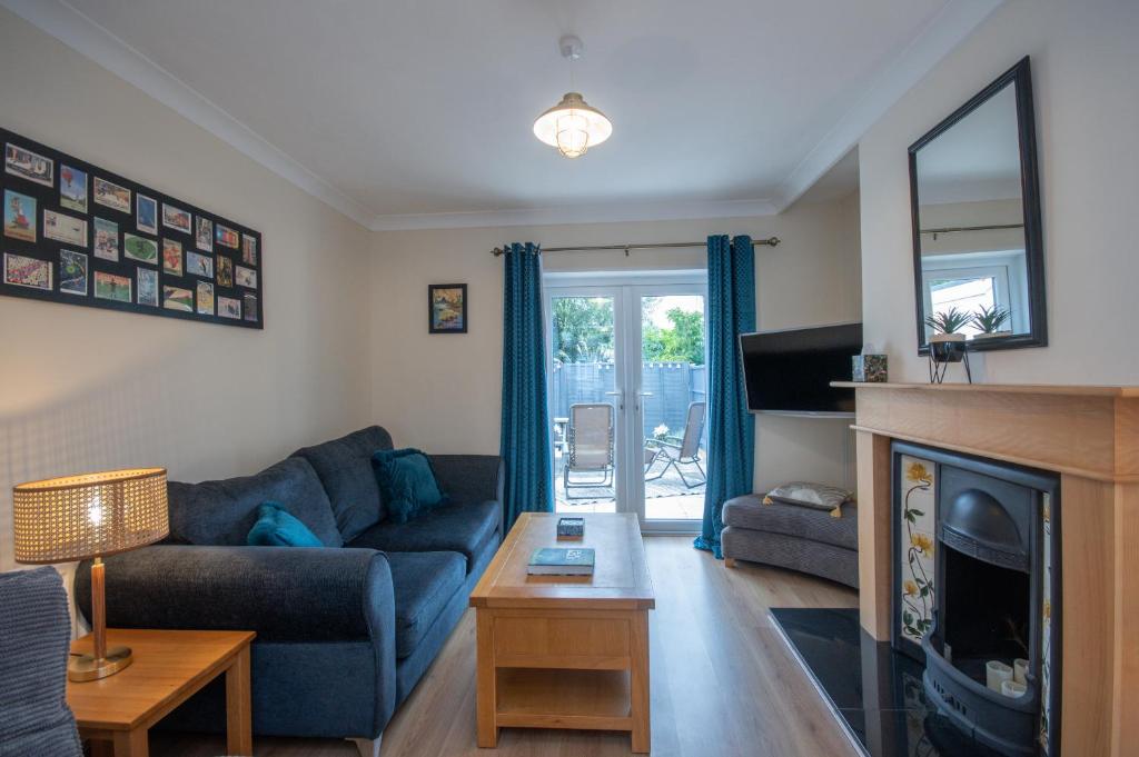 - un salon avec un canapé et une cheminée dans l'établissement Cosy home from home, à Bournemouth
