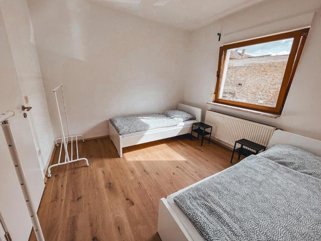 1 dormitorio con 2 camas y ventana en Granny Smith en Neuhofen