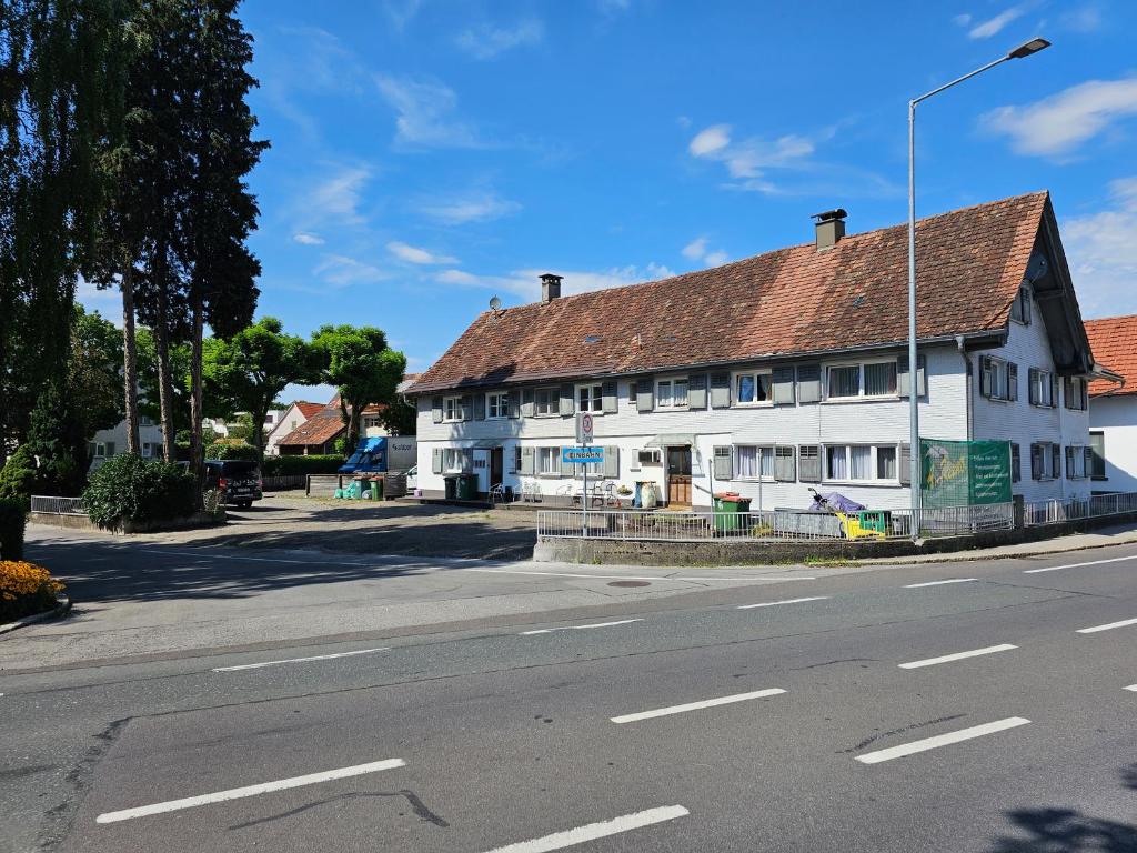 un bâtiment blanc sur le côté d'une rue dans l'établissement VlbgApart Lauterach Bu76, à Lauterach