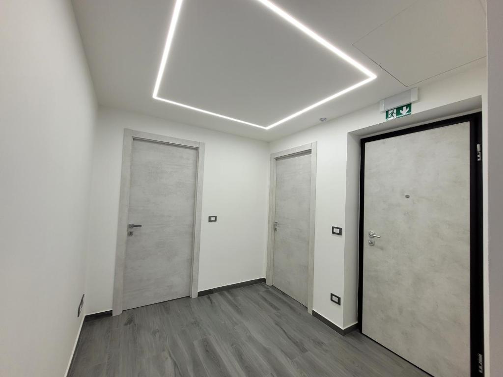 um corredor vazio com duas portas e um tecto em SP Rooms em Isola delle Femmine