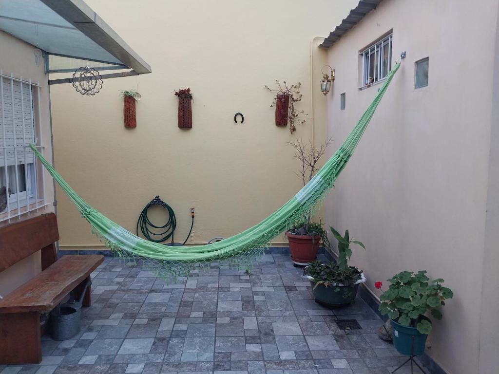 a hammock in the courtyard of a house at Lollapalooza muy cerca in San Isidro