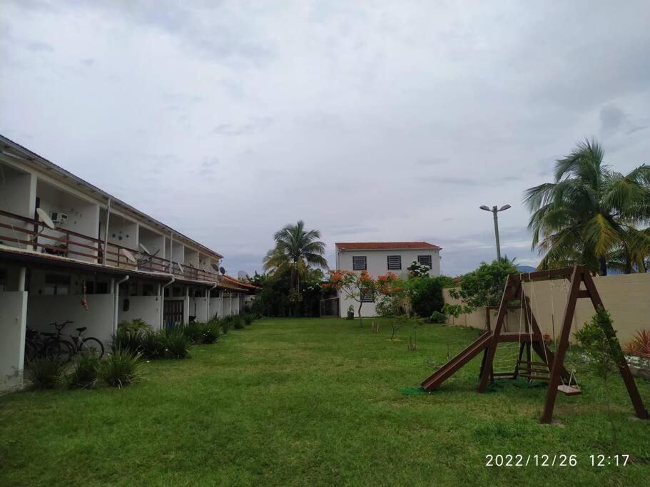 a yard in front of a building with a playground at Casa em Condomínio tranquilo bem perto da praia! in Saquarema
