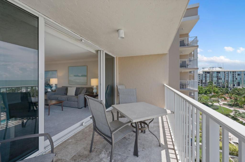 Ein Balkon oder eine Terrasse in der Unterkunft Marco Beach Ocean Suites