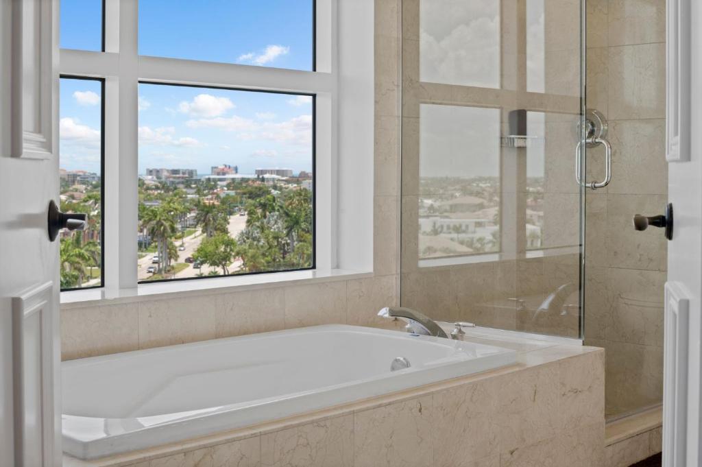 Ein Badezimmer in der Unterkunft Marco Beach Ocean Suites