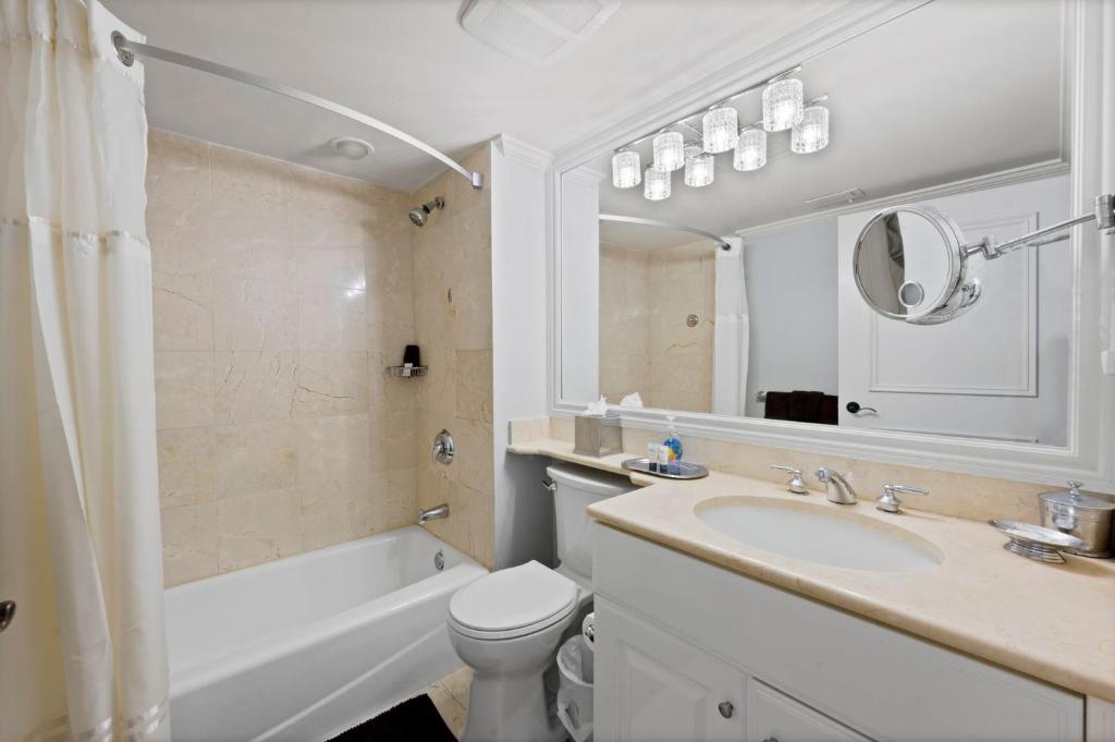 Ein Badezimmer in der Unterkunft Marco Beach Ocean Suites