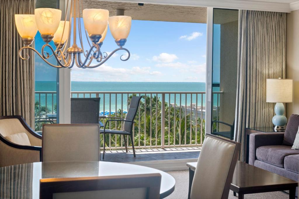 ein Wohnzimmer mit Blick auf das Meer in der Unterkunft Marco Beach Ocean Suites in Marco Island