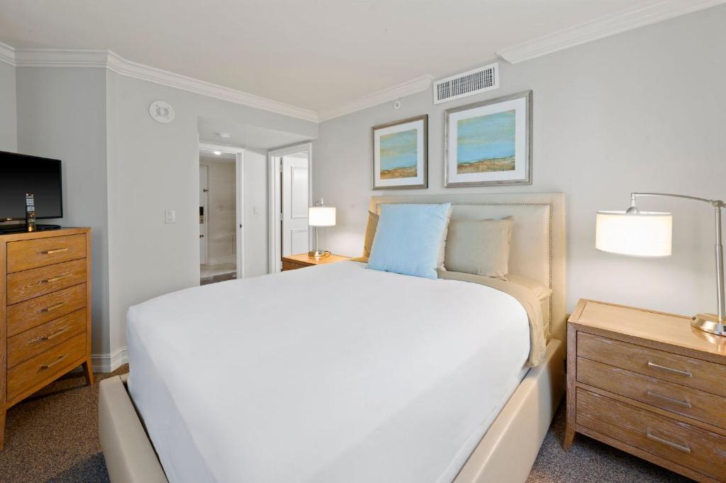 Ein Bett oder Betten in einem Zimmer der Unterkunft Marco Beach Ocean Suites