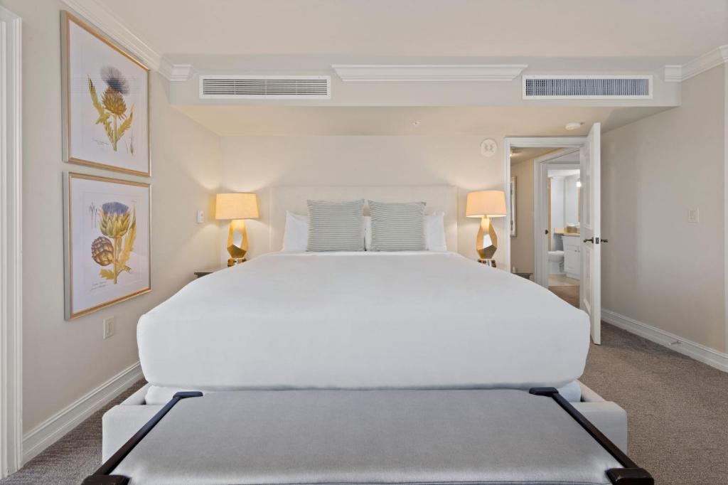 Ein Bett oder Betten in einem Zimmer der Unterkunft Marco Beach Ocean Suites