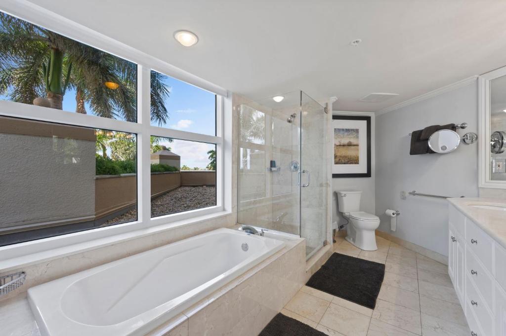 Ein Badezimmer in der Unterkunft Marco Beach Ocean Suites