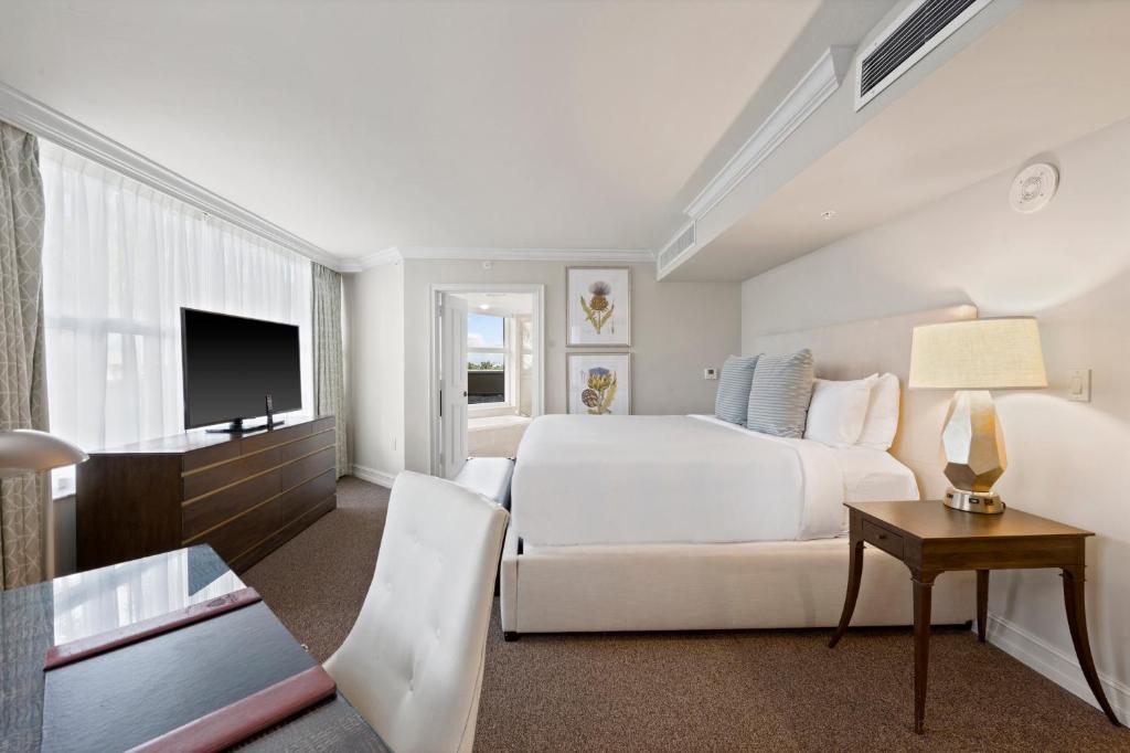 TV&#47;Unterhaltungsangebot in der Unterkunft Marco Beach Ocean Suites